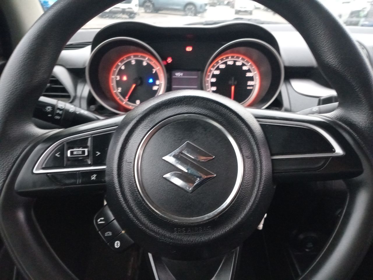 Suzuki Swift — foto 17 de 26