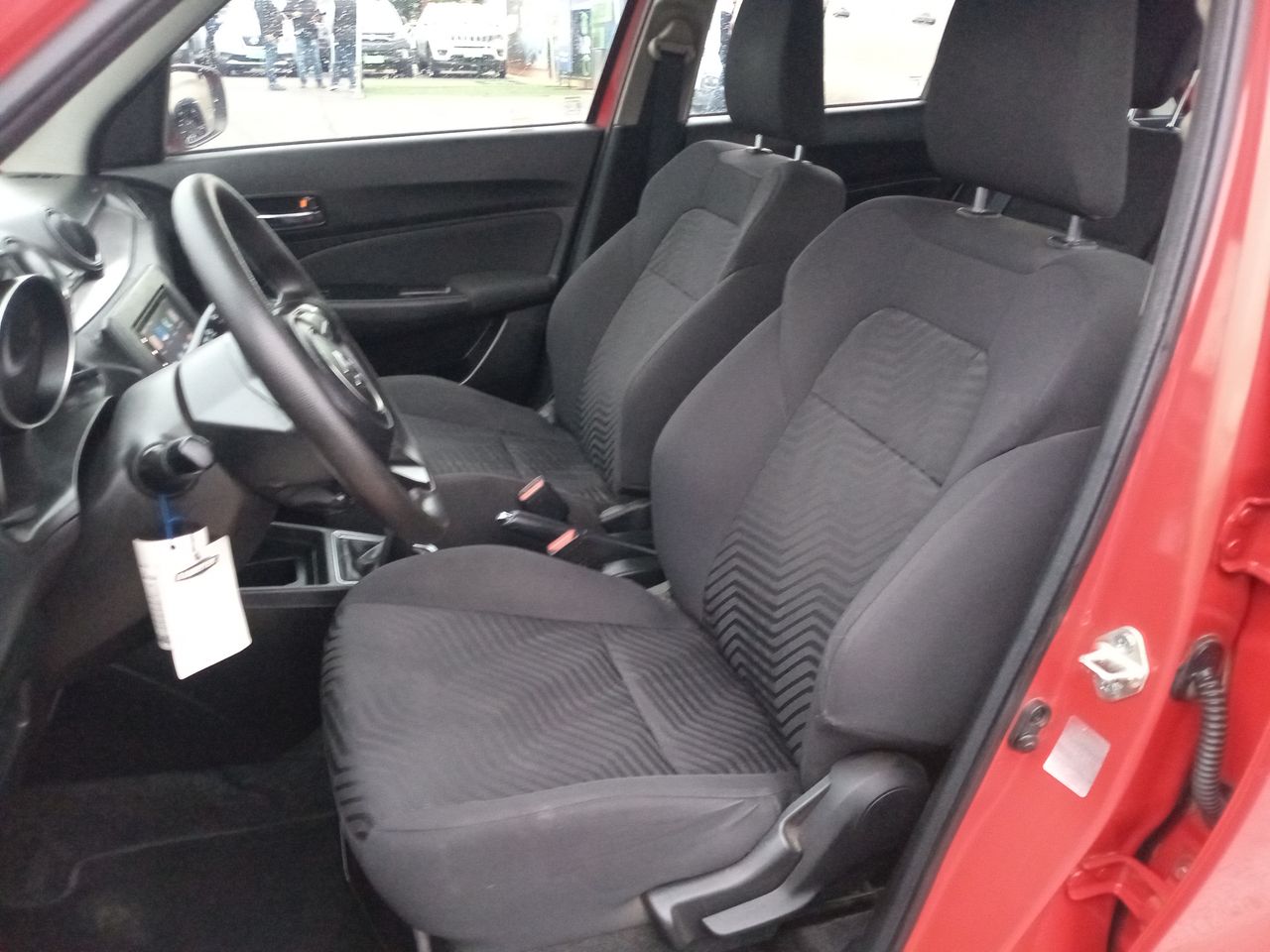 Suzuki Swift — foto 15 de 26