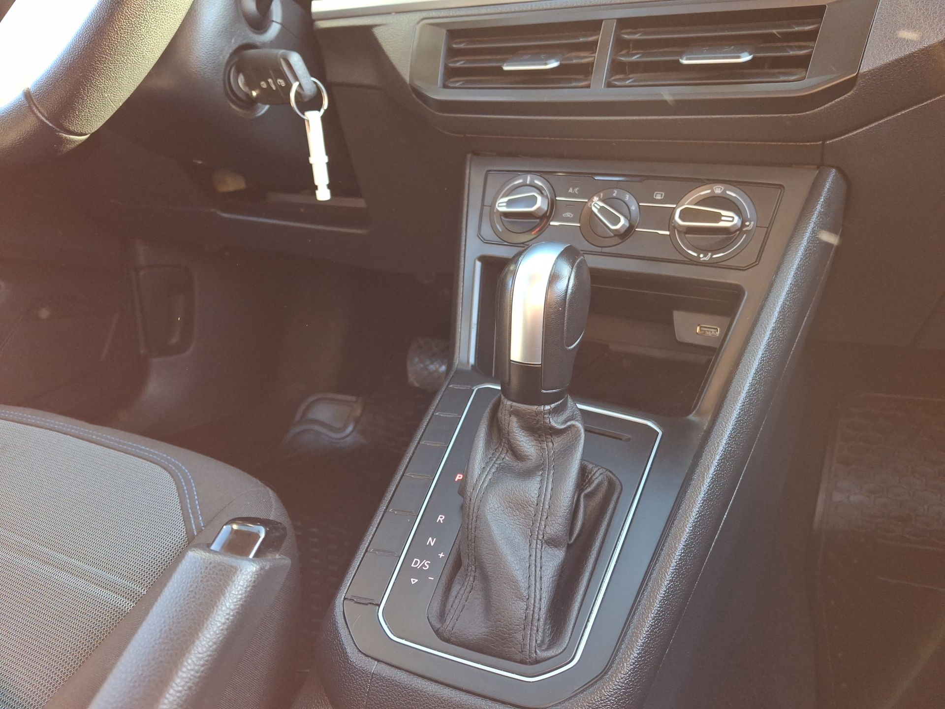 VOLKSWAGEN - 26