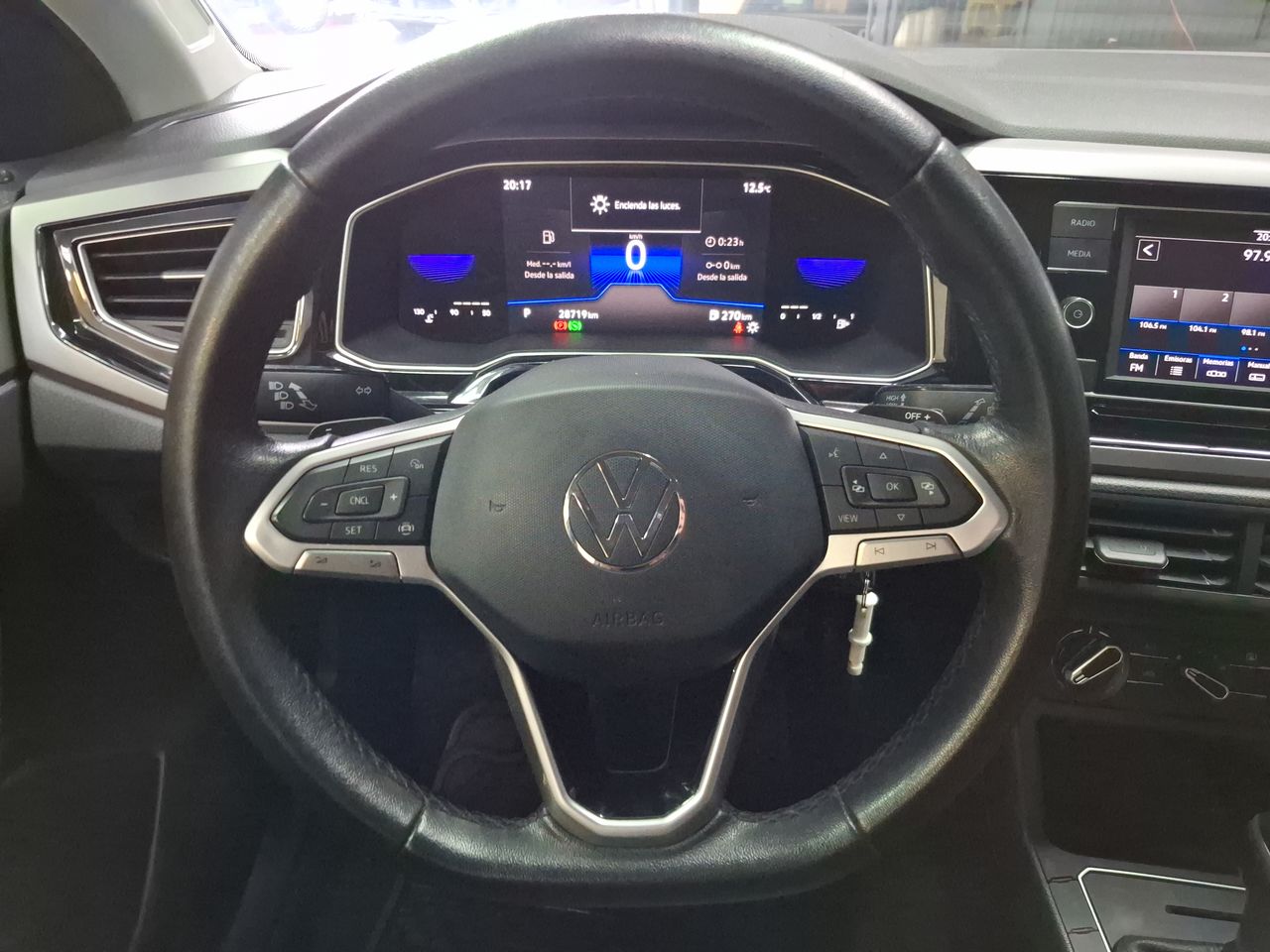 VOLKSWAGEN - 24