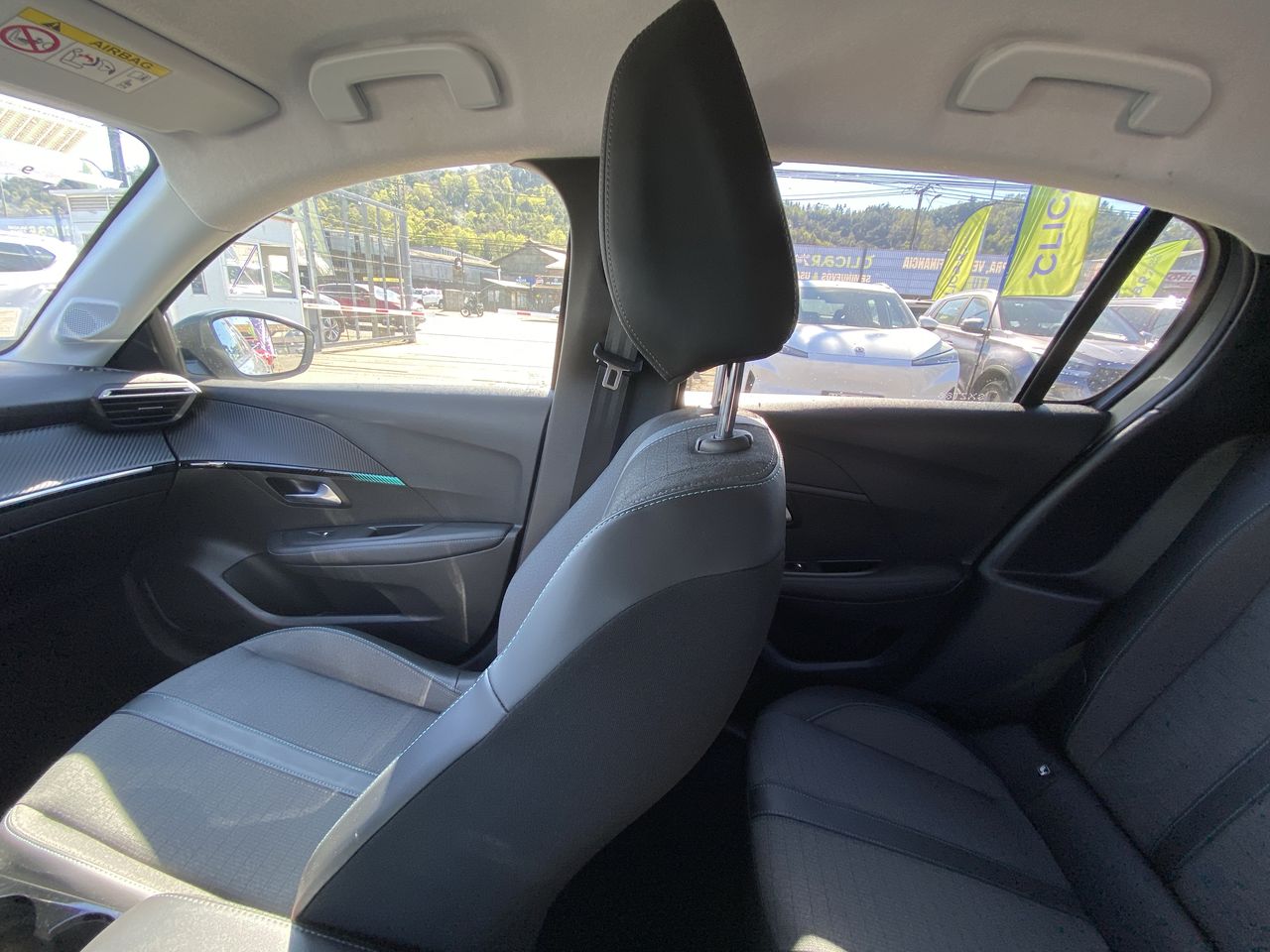 Peugeot 208 — foto 12 de 36