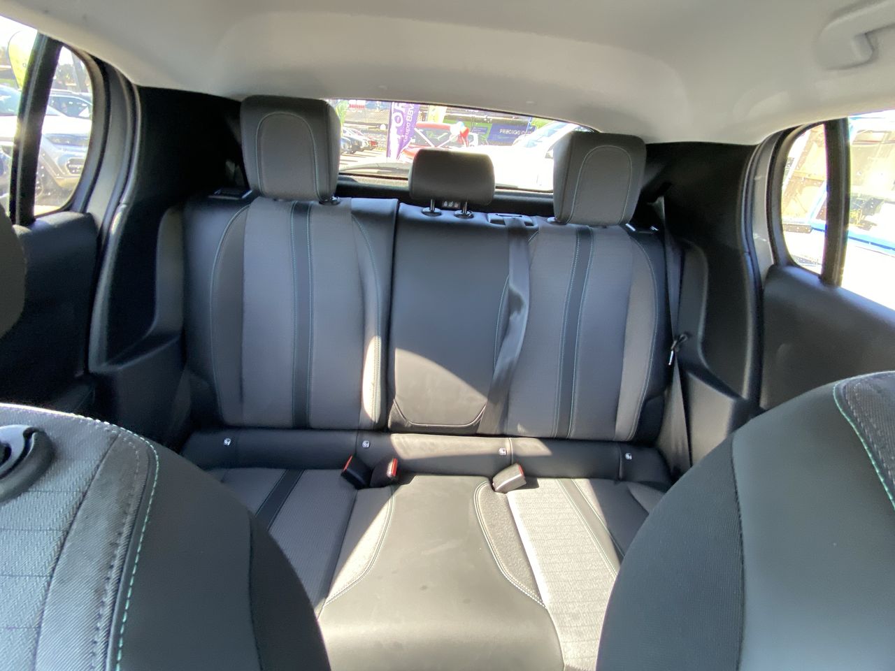 Peugeot 208 — foto 14 de 36