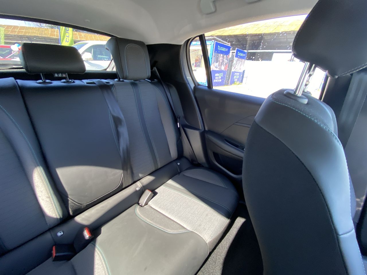 Peugeot 208 — foto 15 de 36