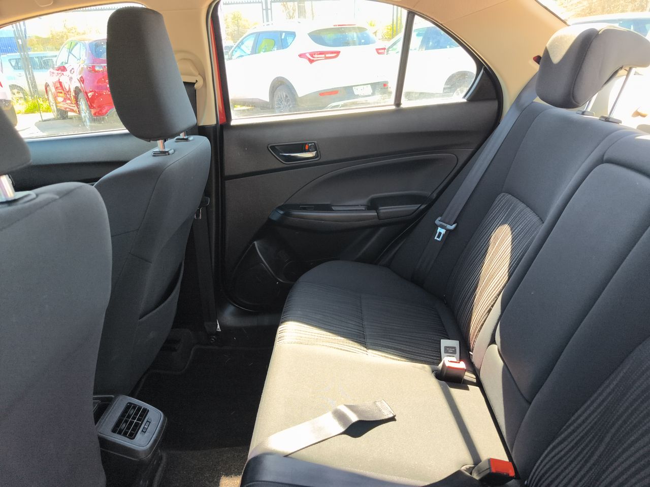 Suzuki Dzire — foto 12 de 32