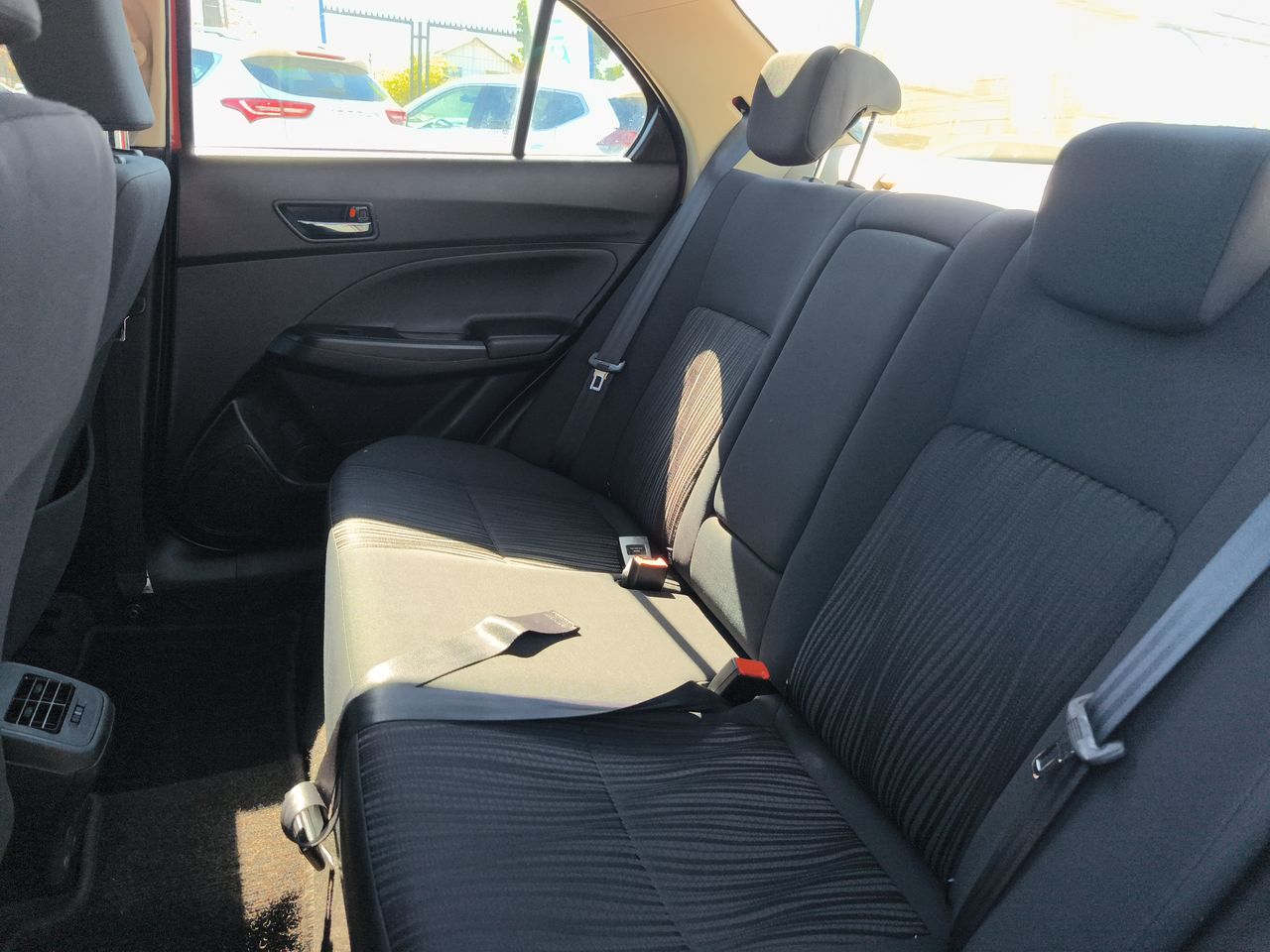 Suzuki Dzire — foto 13 de 32