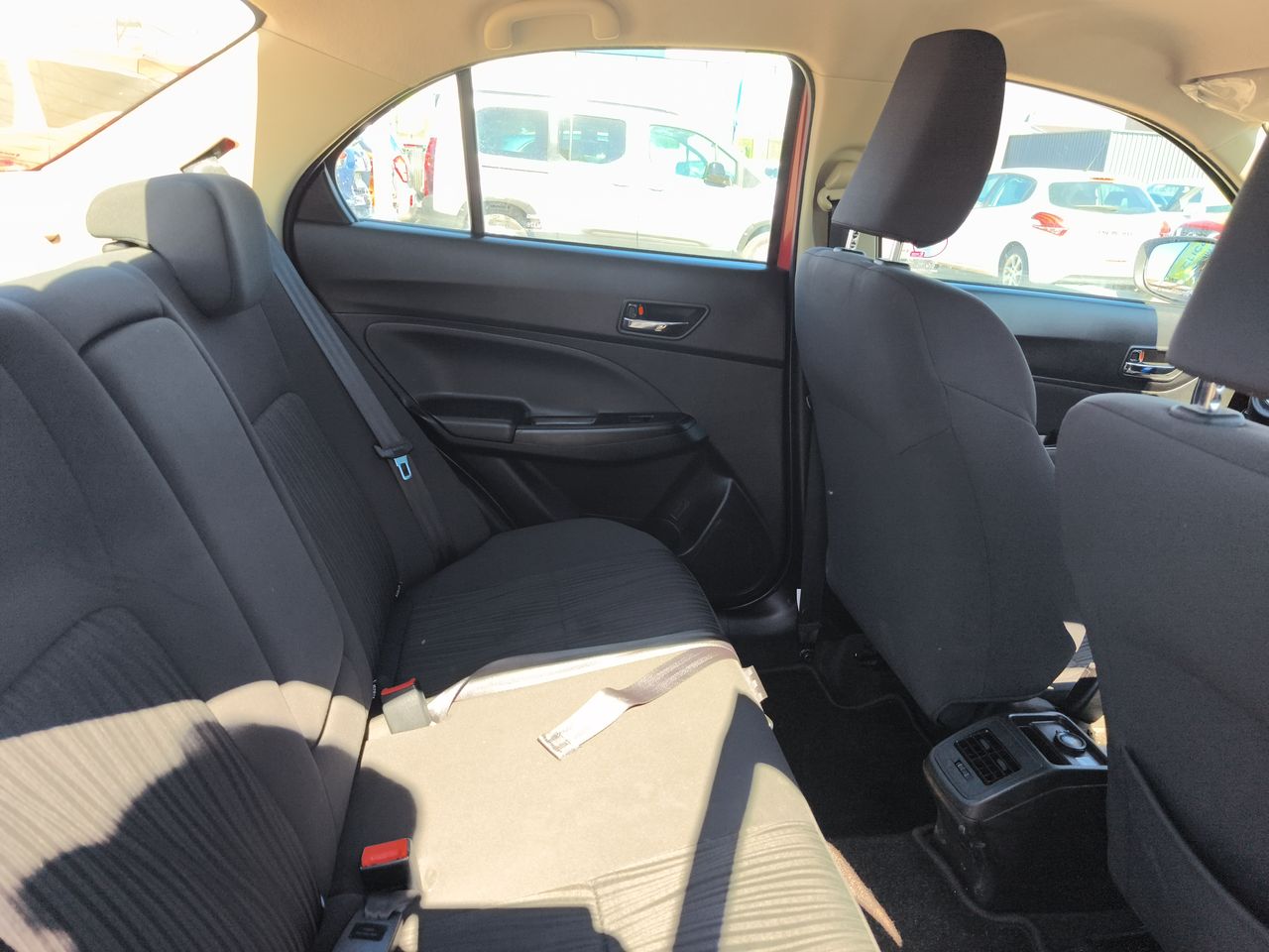 Suzuki Dzire — foto 14 de 32
