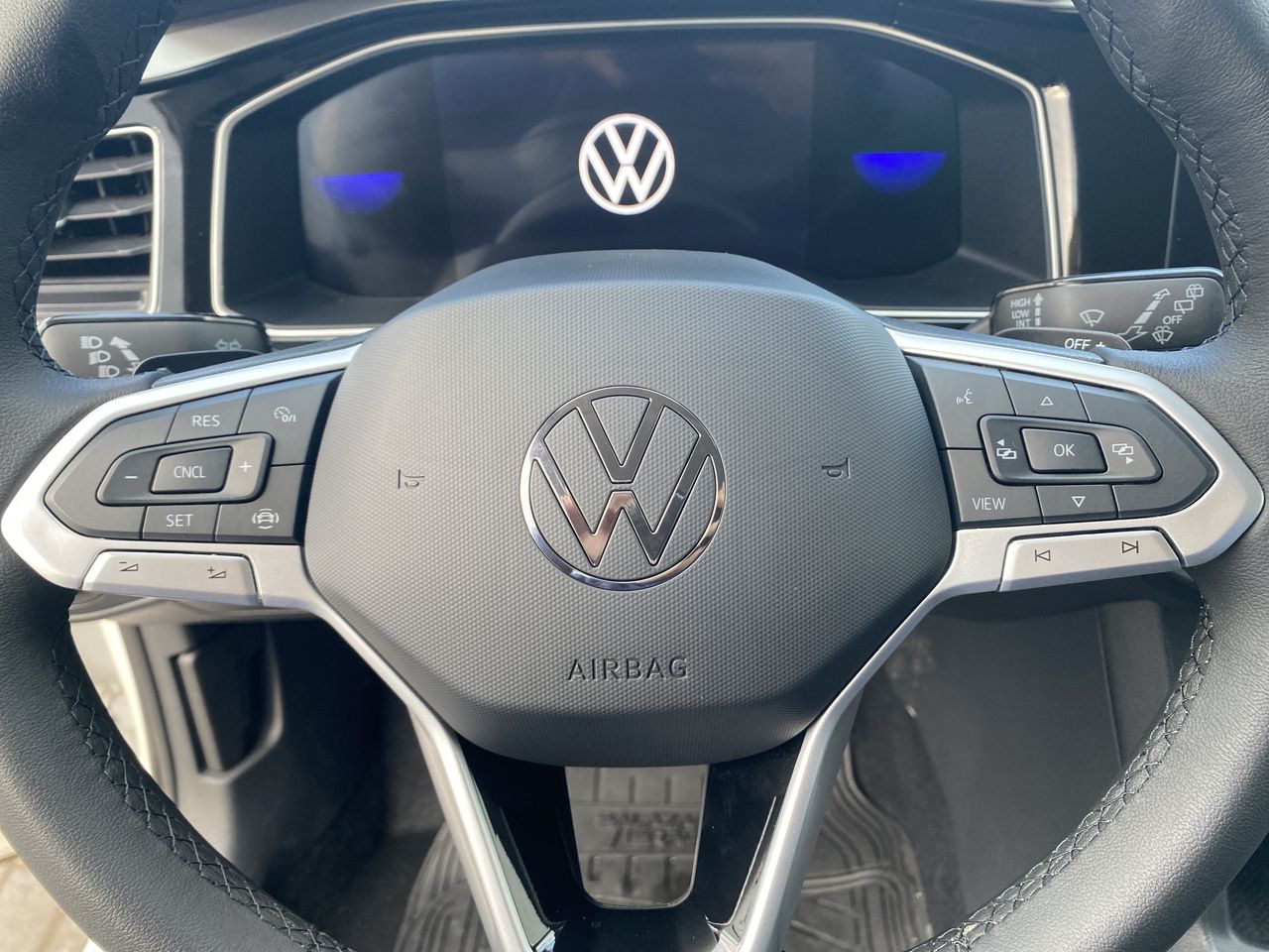 VOLKSWAGEN - 24