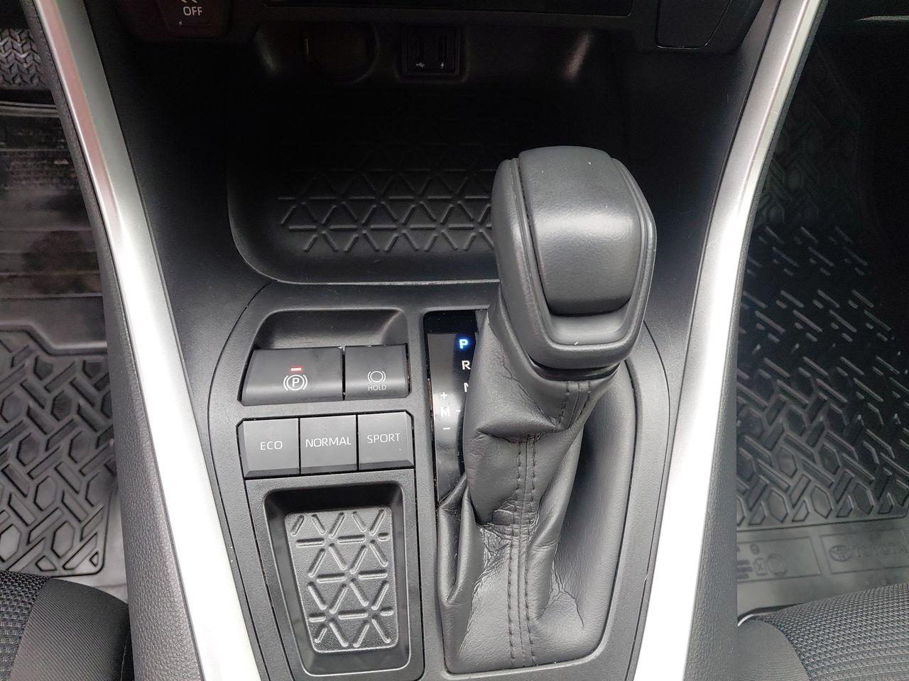 Toyota RAV4 — foto 22 de 25