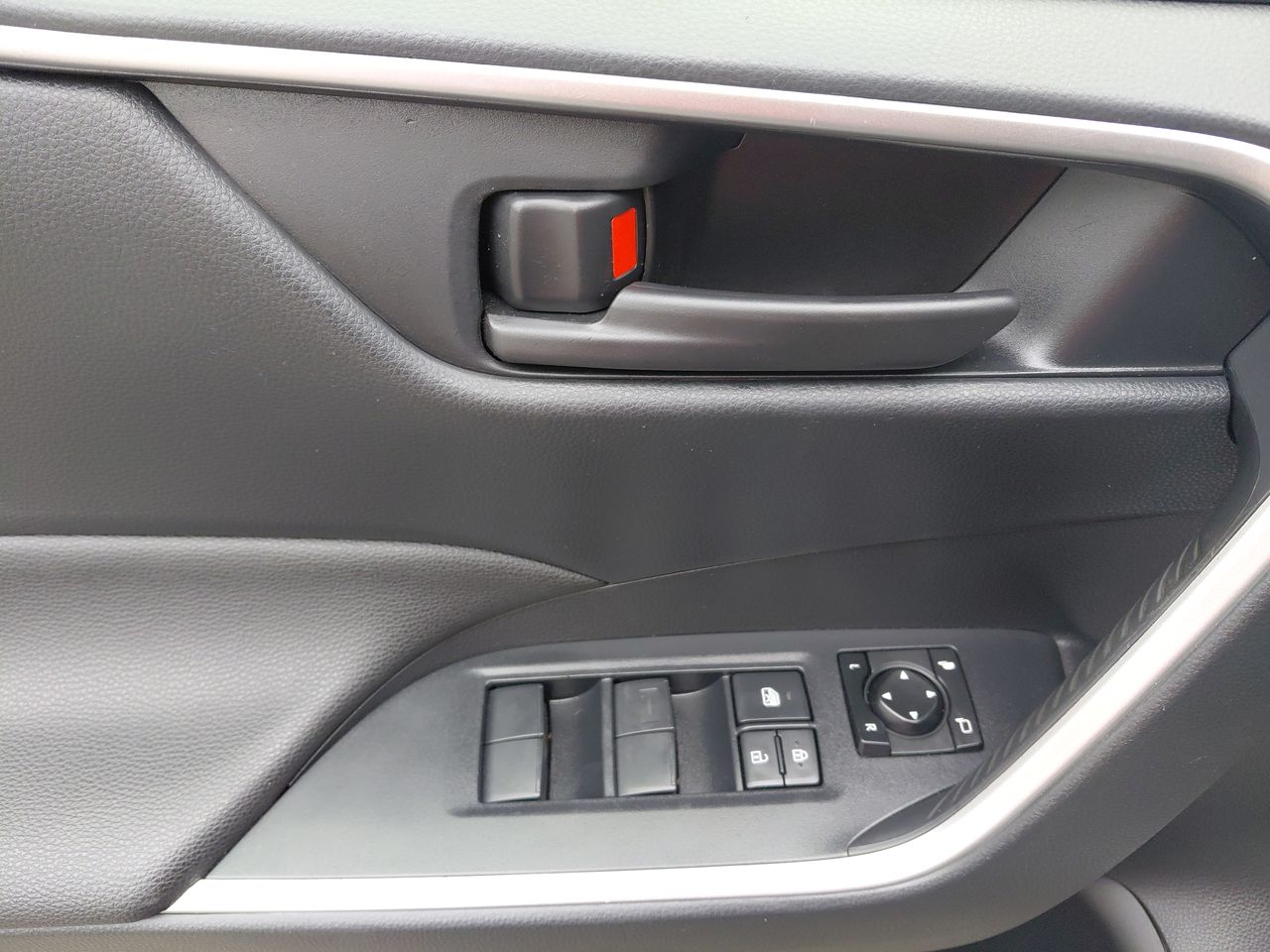 Toyota RAV4 — foto 13 de 25