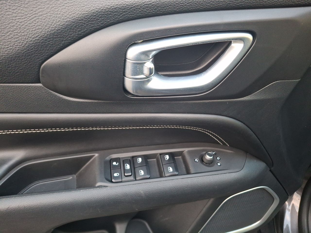 Jeep Compass — foto 15 de 28