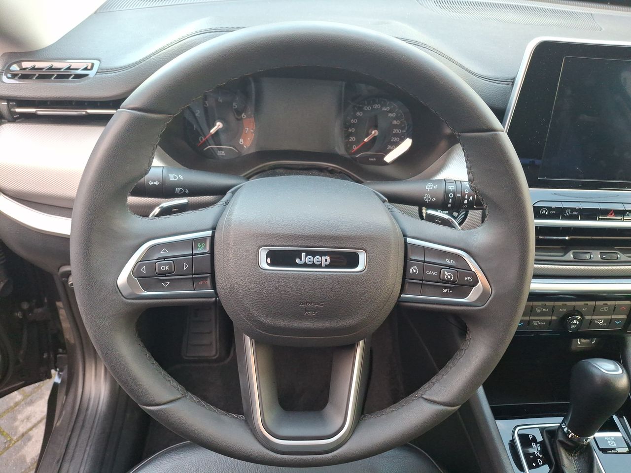 Jeep Compass — foto 18 de 28