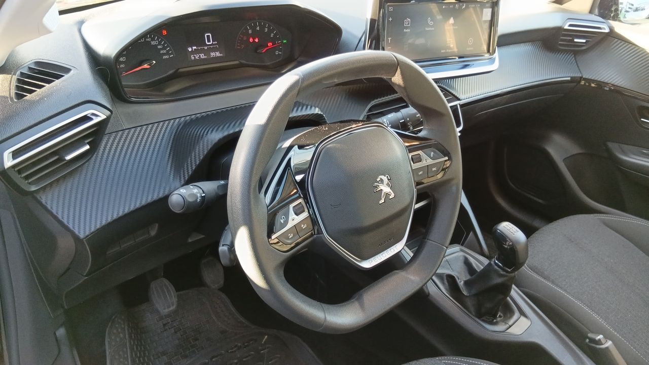 Peugeot 208 — foto 25 de 38