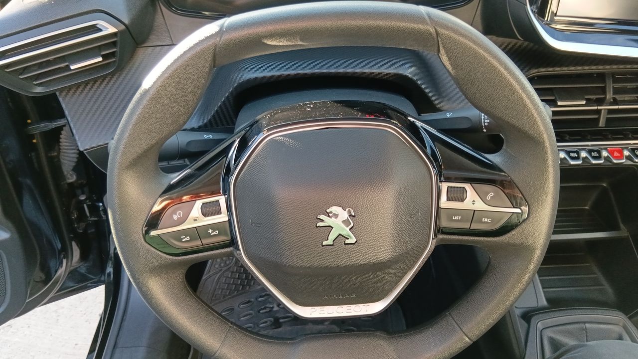 Peugeot 208 — foto 26 de 38