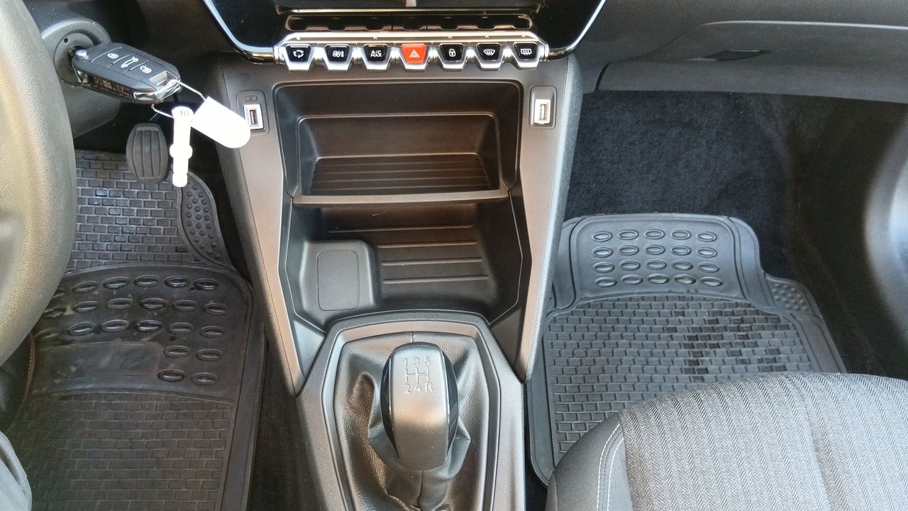 Peugeot 208 — foto 31 de 38
