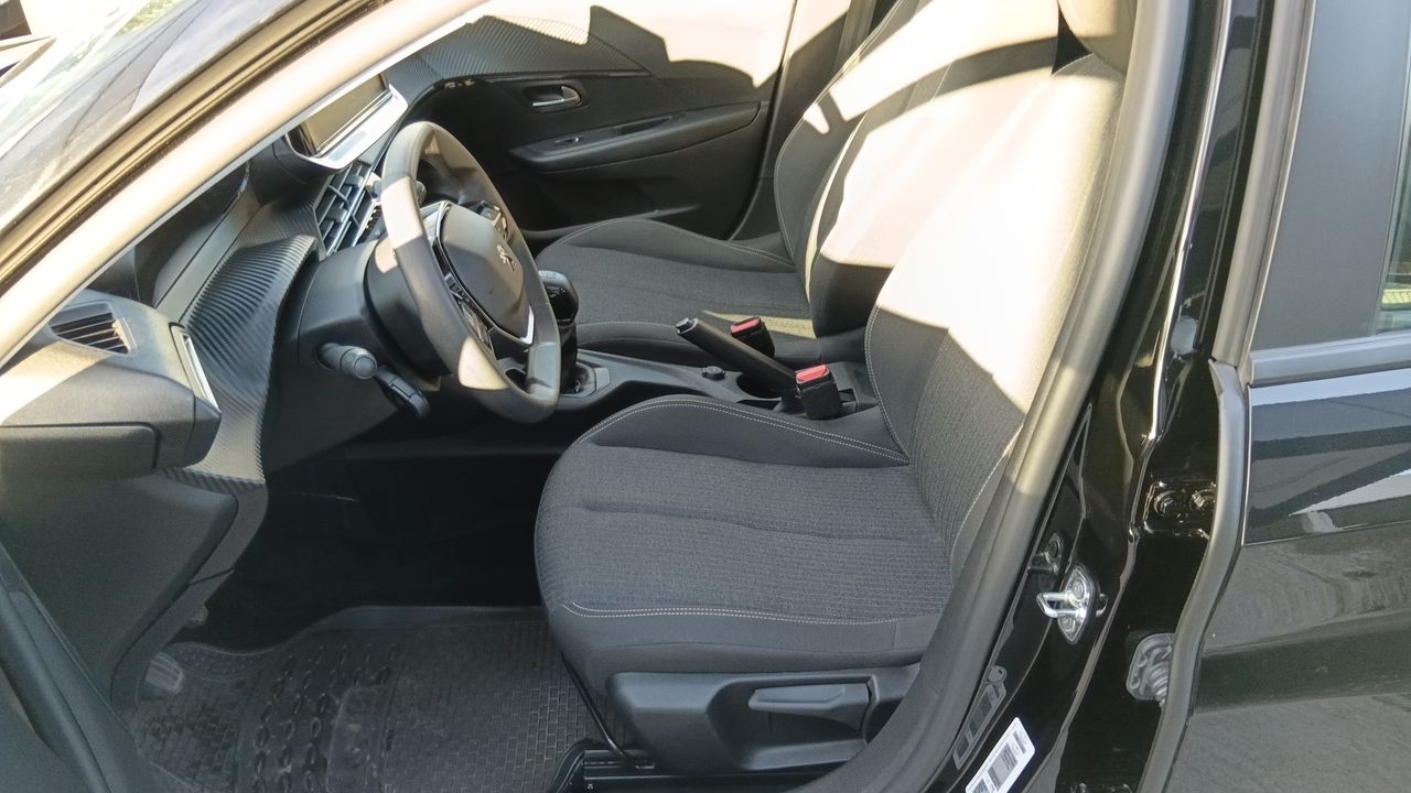 Peugeot 208 — foto 23 de 38
