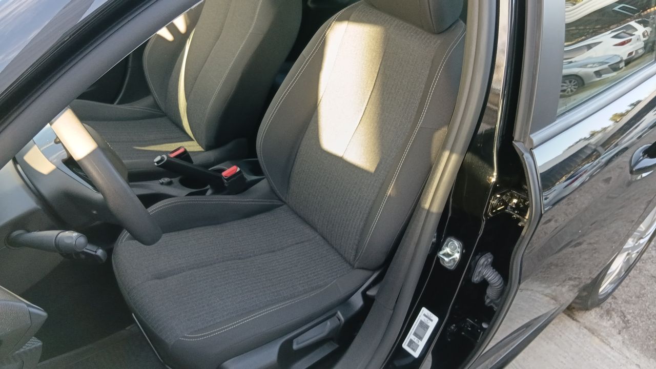 Peugeot 208 — foto 24 de 38