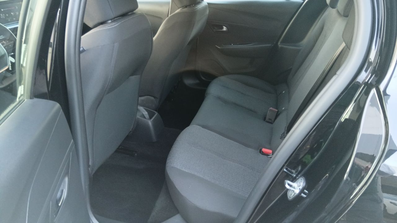 Peugeot 208 — foto 10 de 38