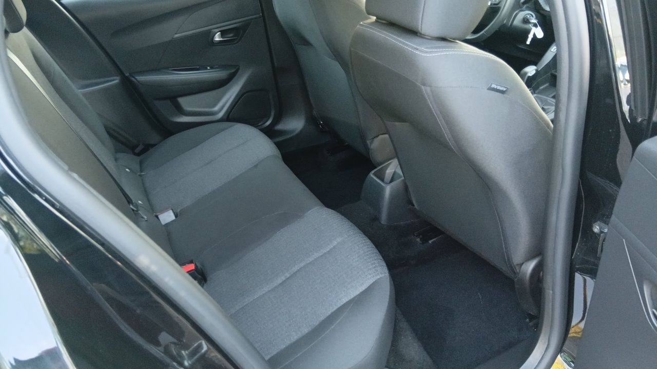 Peugeot 208 — foto 12 de 38