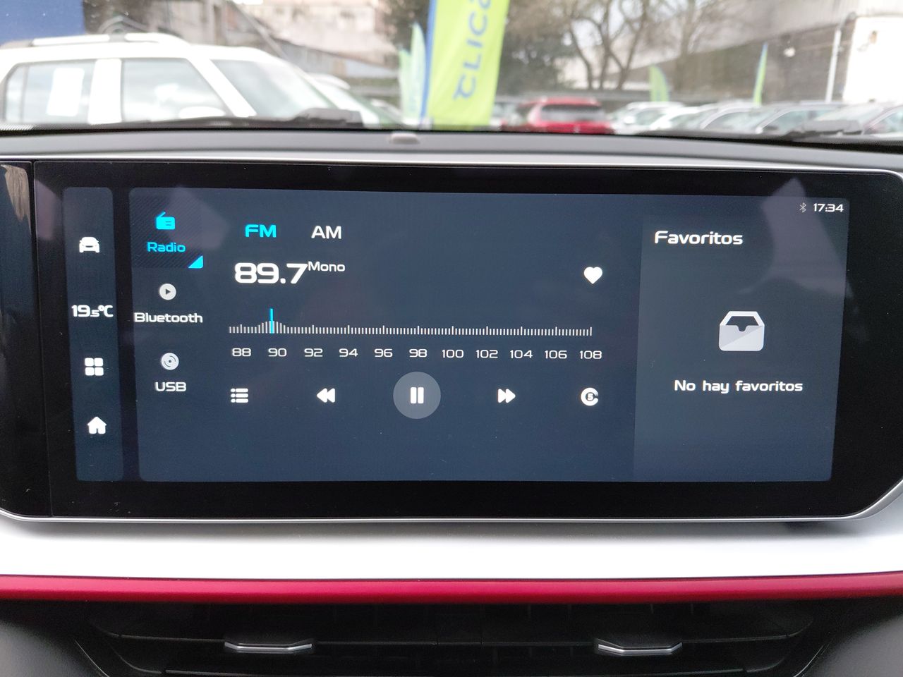 Geely Coolray — foto 18 de 26