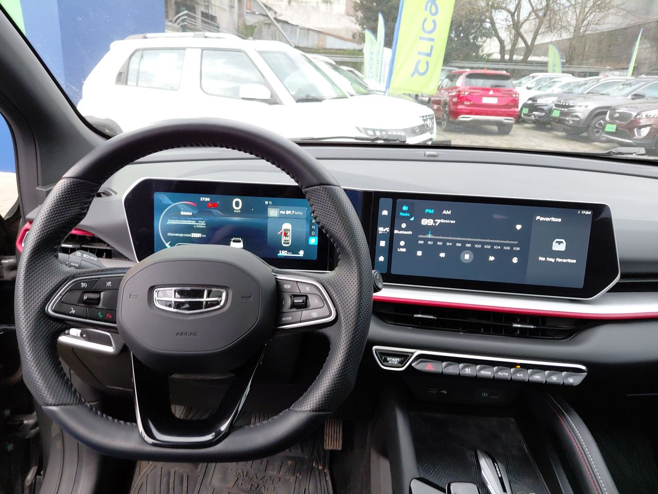 Geely Coolray — foto 22 de 26