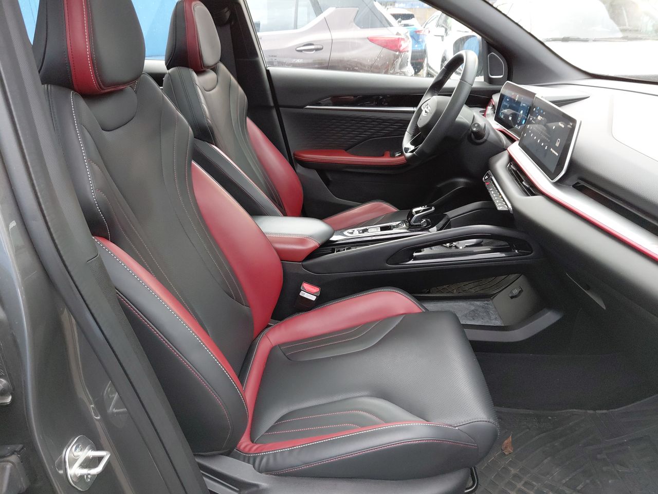 Geely Coolray — foto 24 de 26