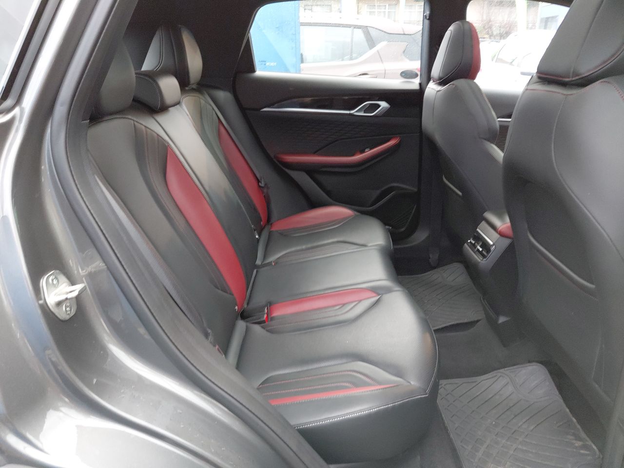 Geely Coolray — foto 25 de 26