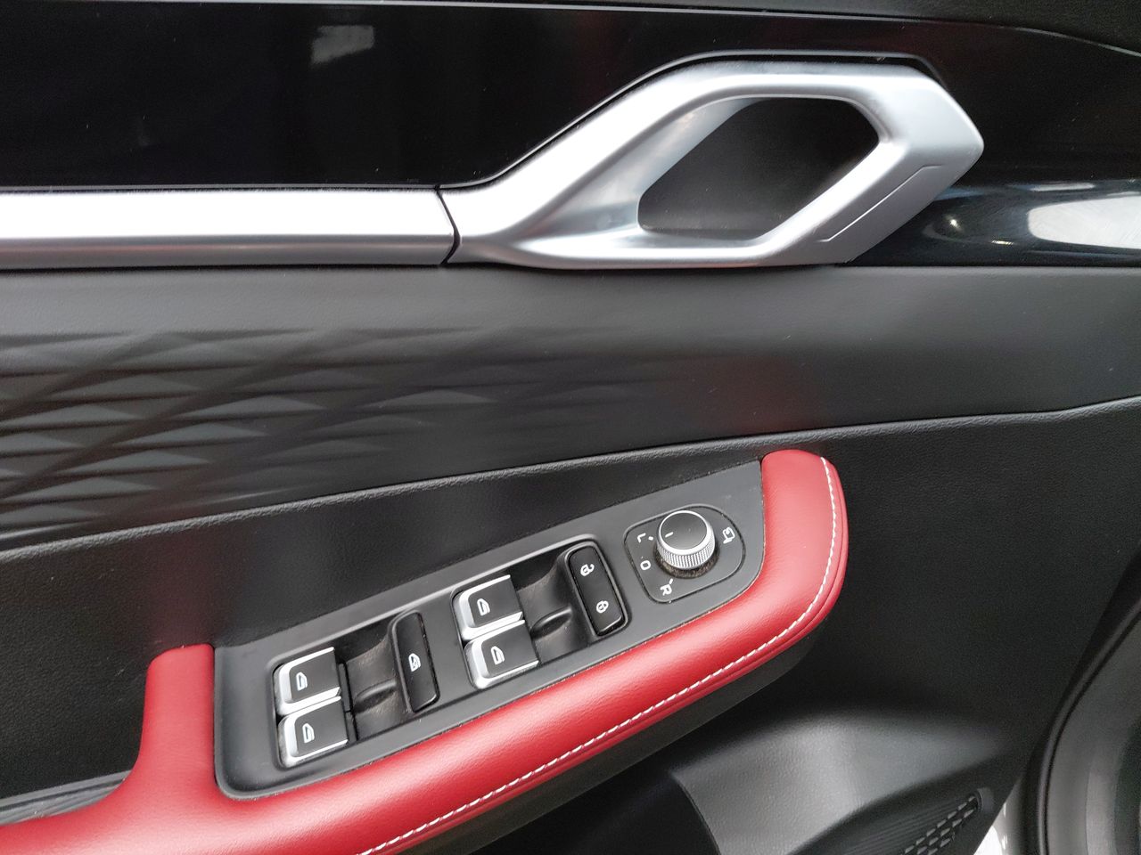 Geely Coolray — foto 12 de 26