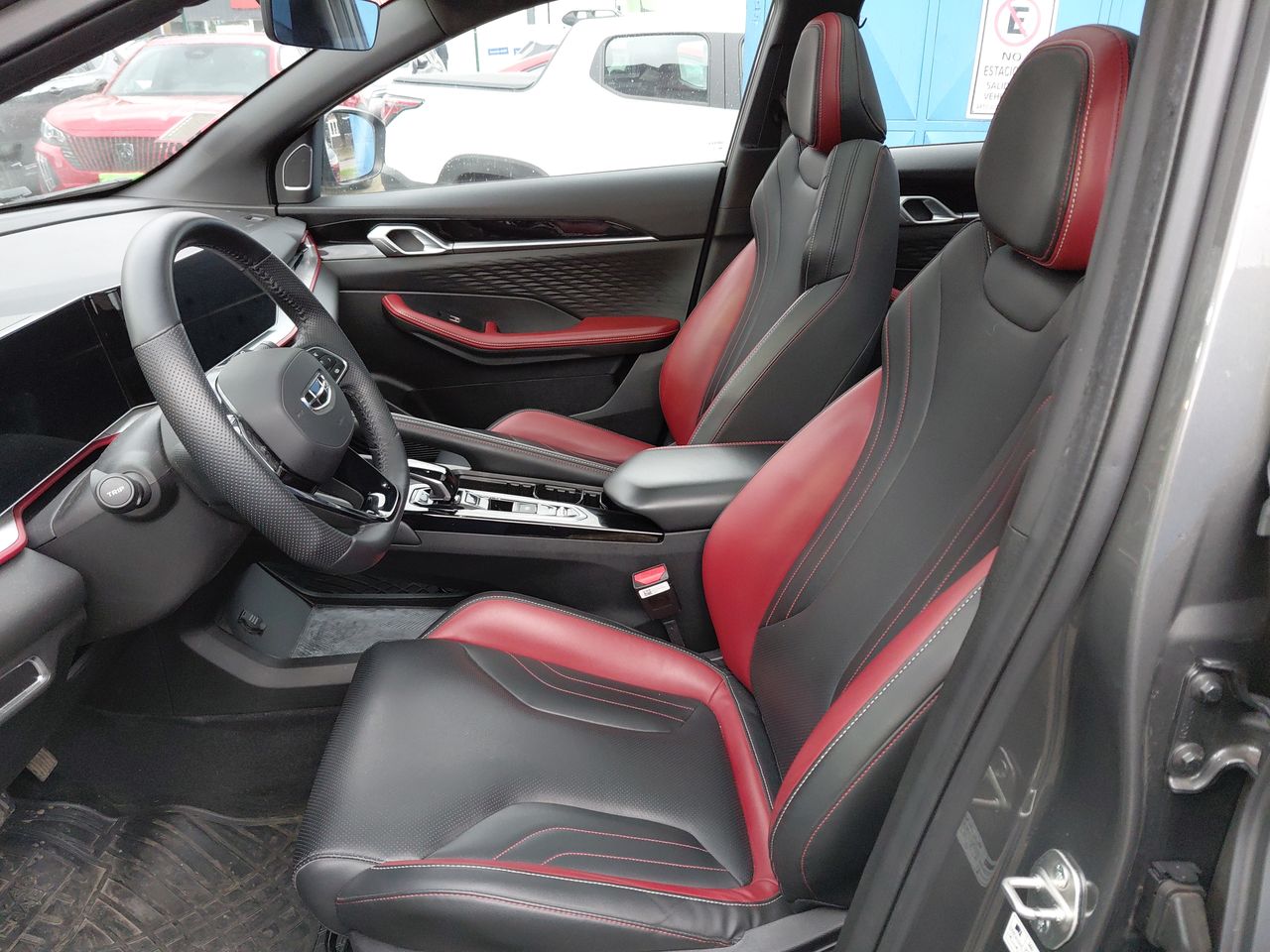 Geely Coolray — foto 14 de 26