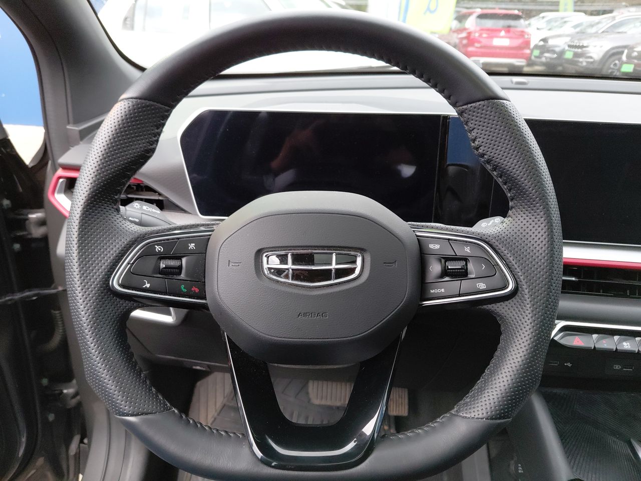 Geely Coolray — foto 15 de 26
