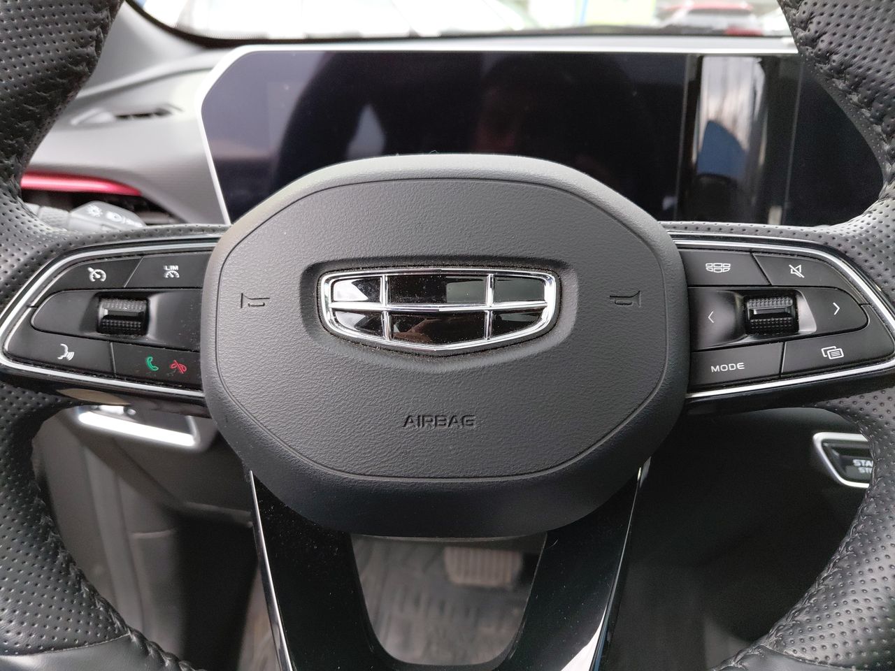 Geely Coolray — foto 16 de 26