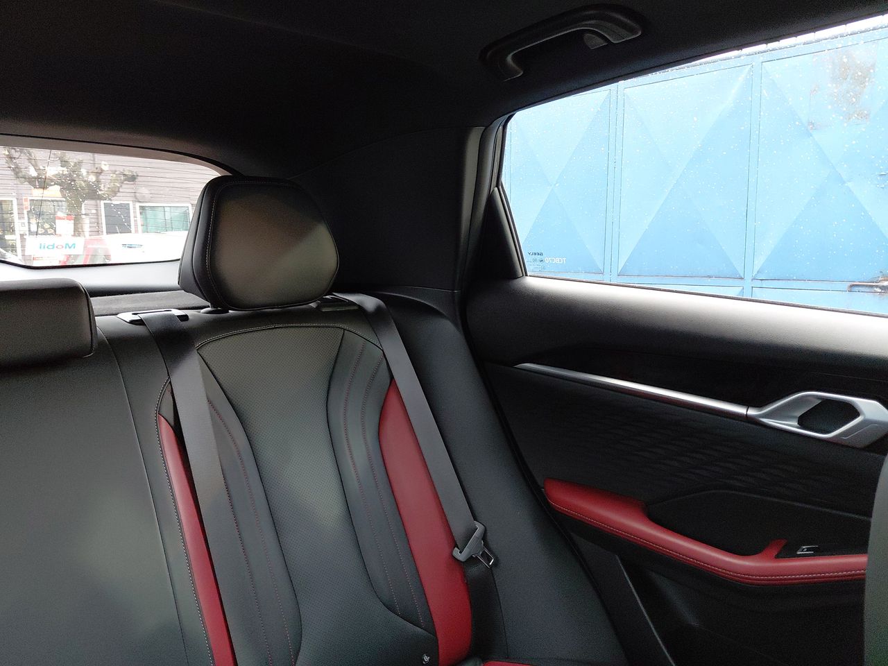 Geely Coolray — foto 6 de 26