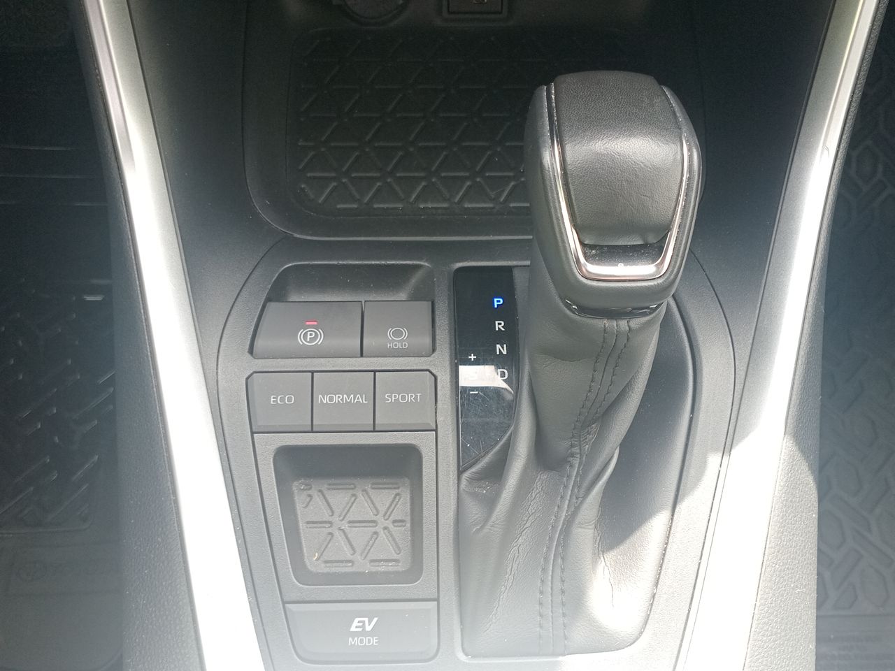 Toyota RAV4 — foto 31 de 36