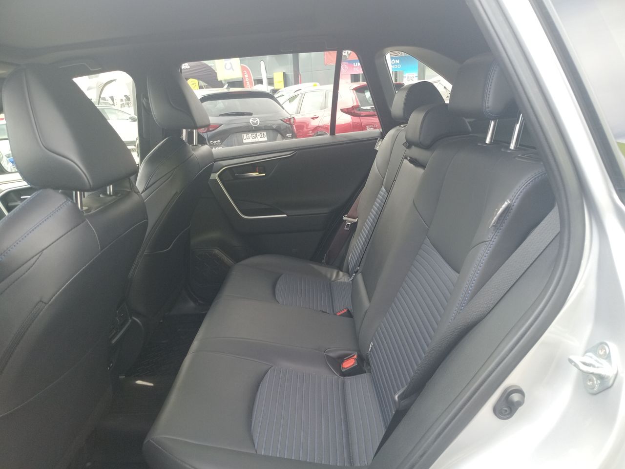 Toyota RAV4 — foto 12 de 36