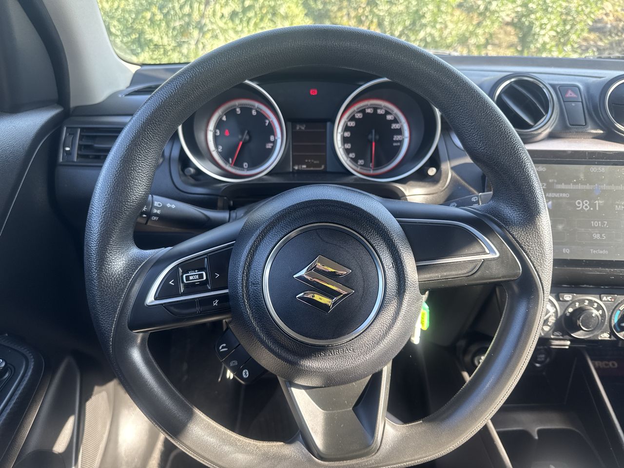 Suzuki Swift — foto 13 de 18