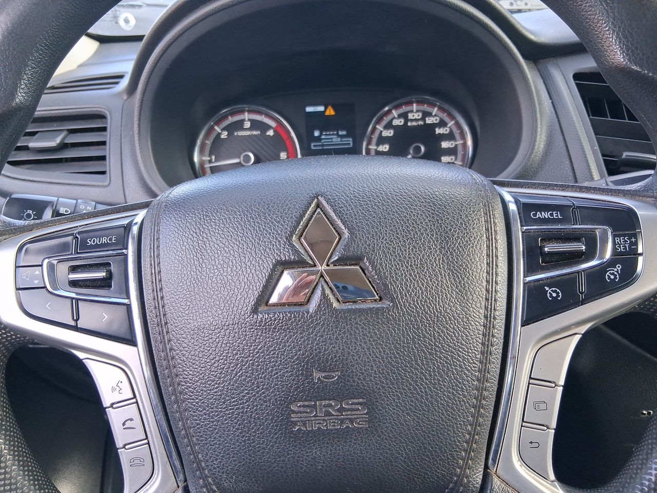 Mitsubishi L200 — foto 20 de 27
