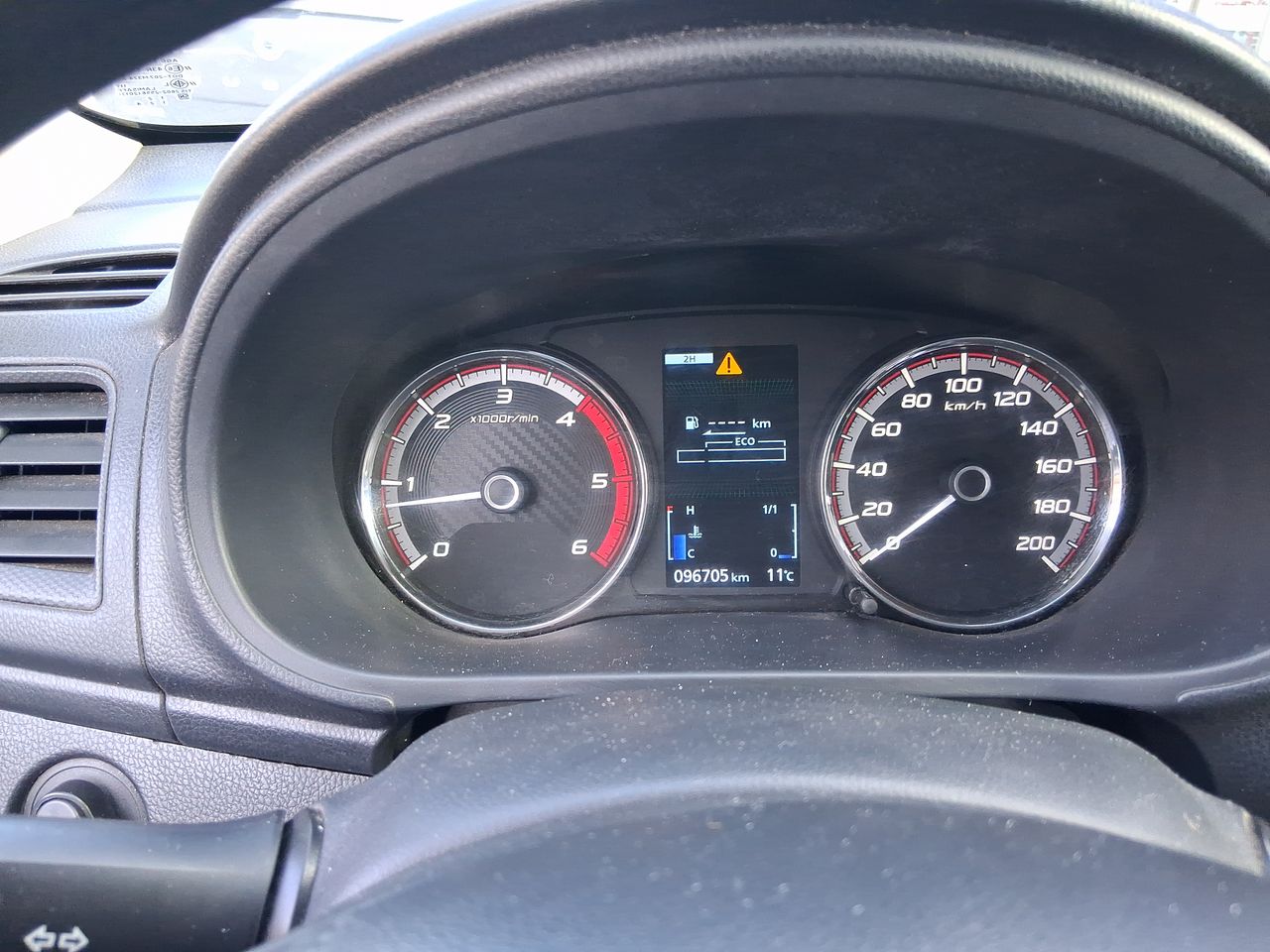 Mitsubishi L200 — foto 21 de 27