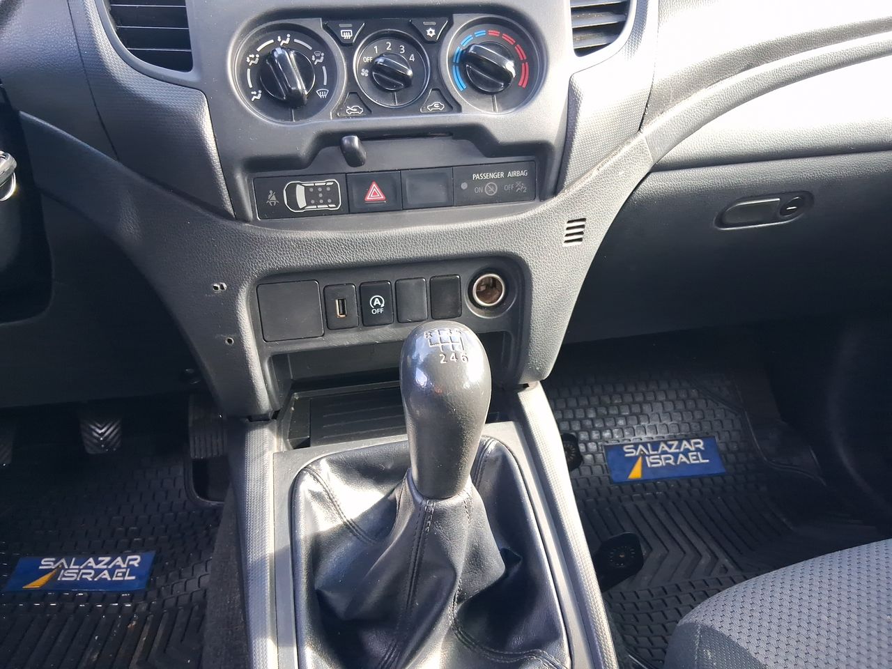 Mitsubishi L200 — foto 23 de 27