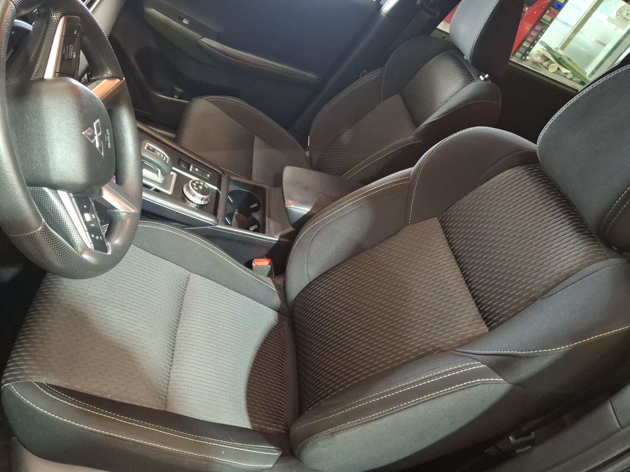 Mitsubishi Outlander — foto 25 de 36
