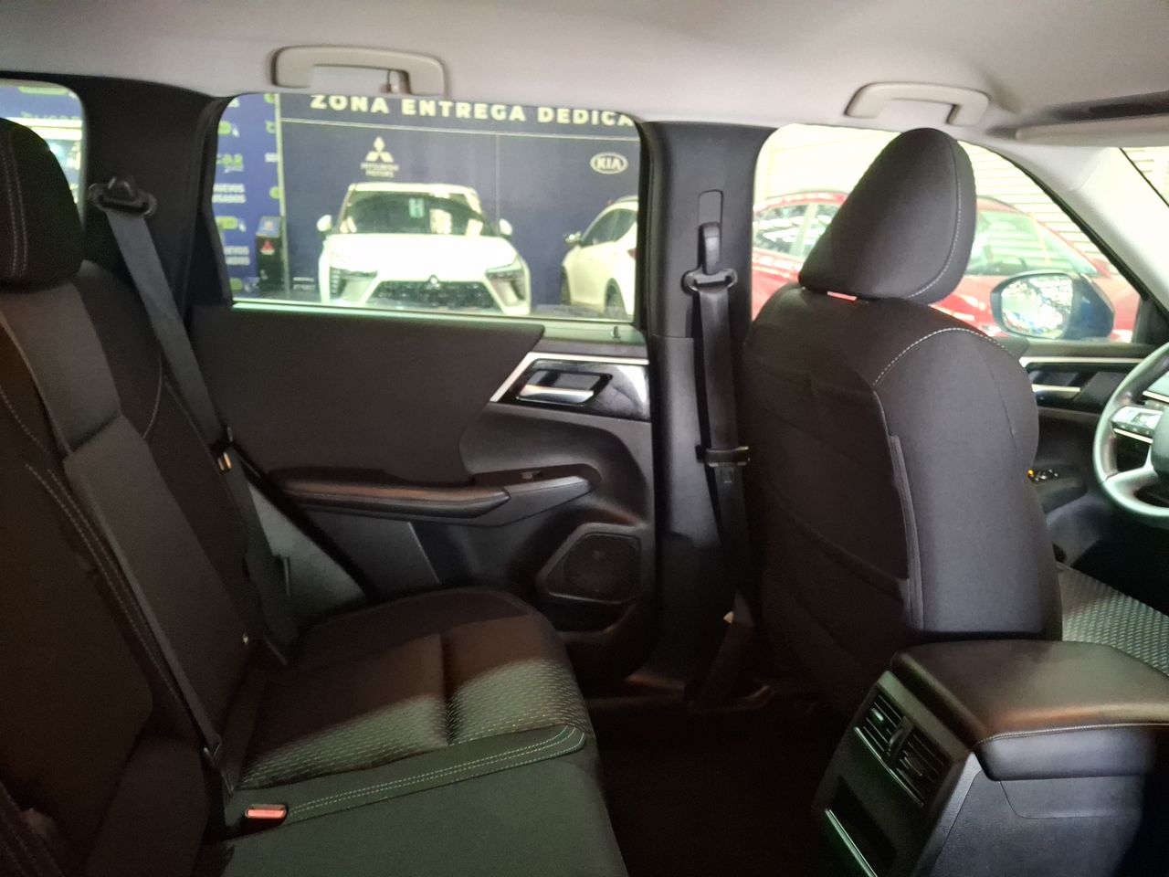 Mitsubishi Outlander — foto 16 de 36