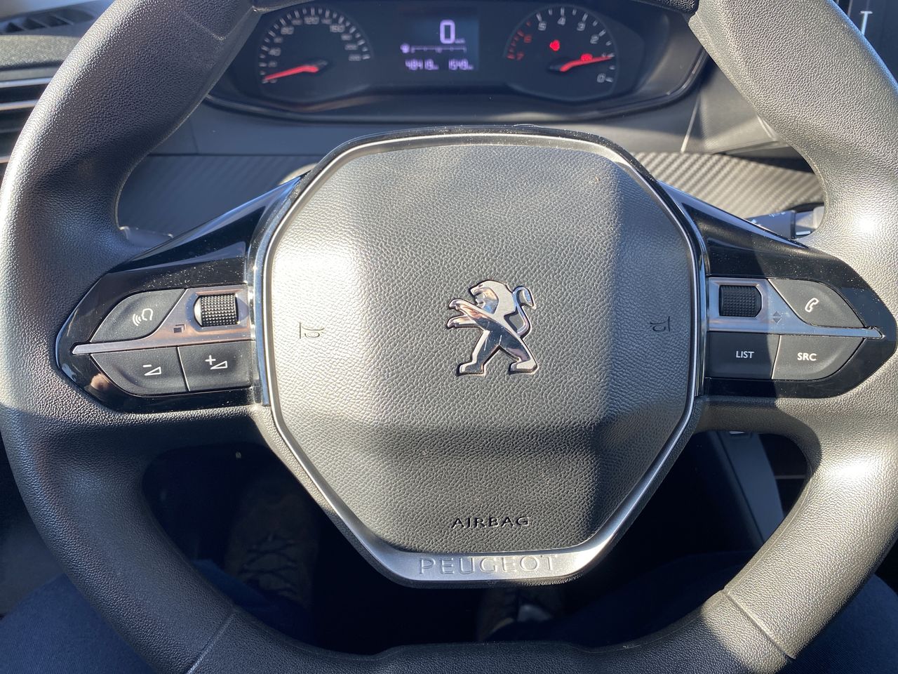Peugeot 208 — foto 28 de 37