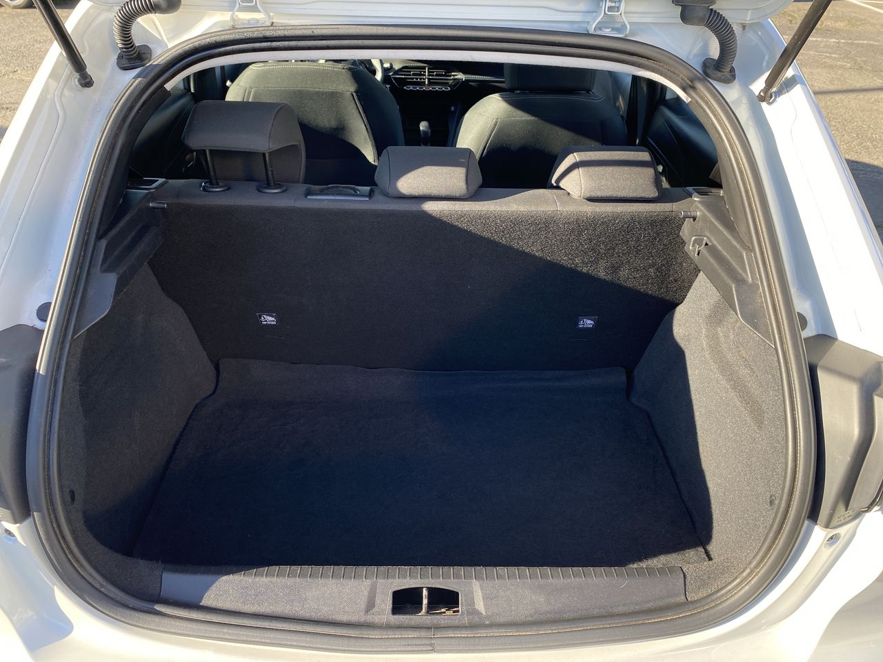 Peugeot 208 — foto 23 de 37