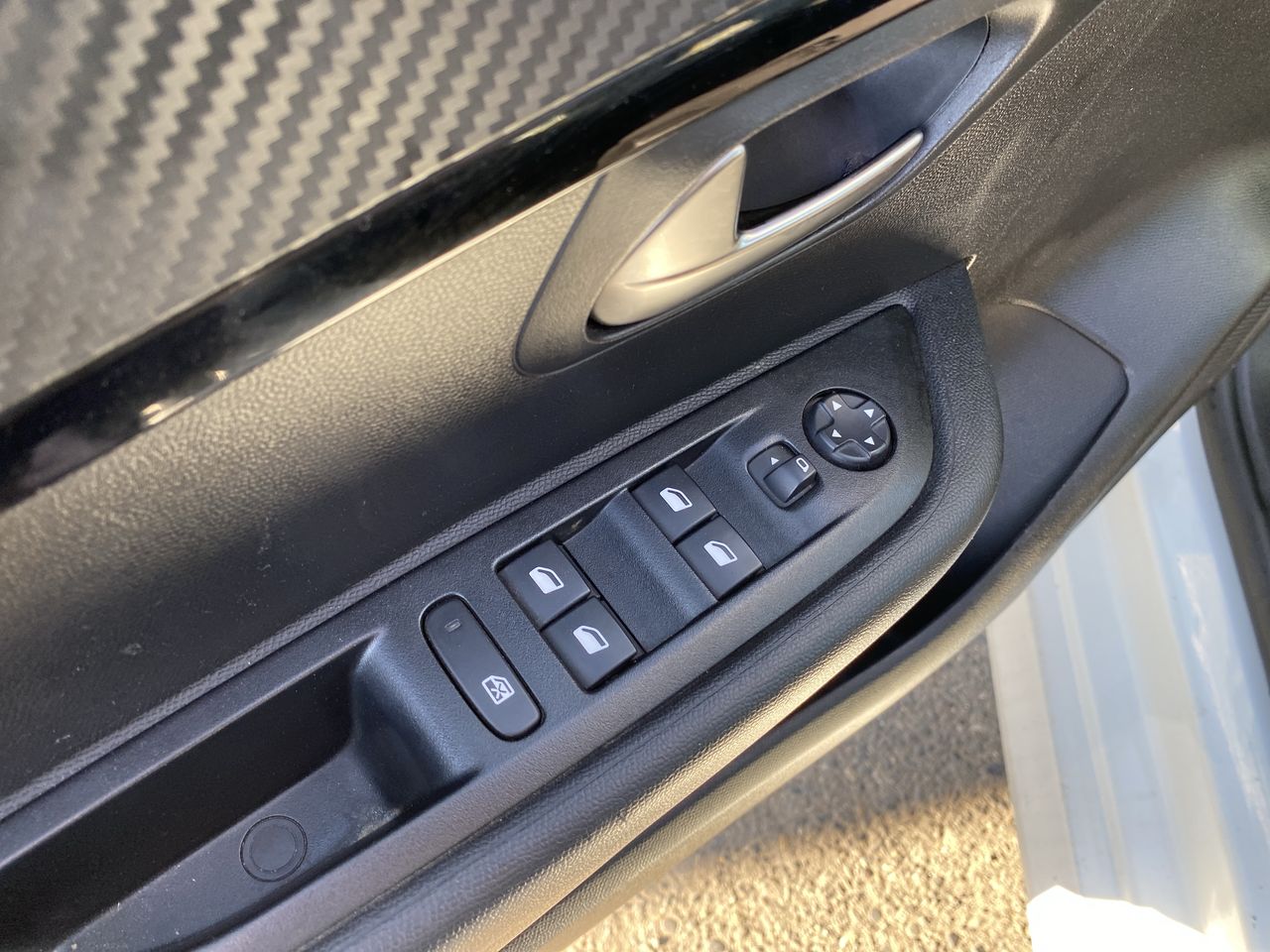 Peugeot 208 — foto 24 de 37