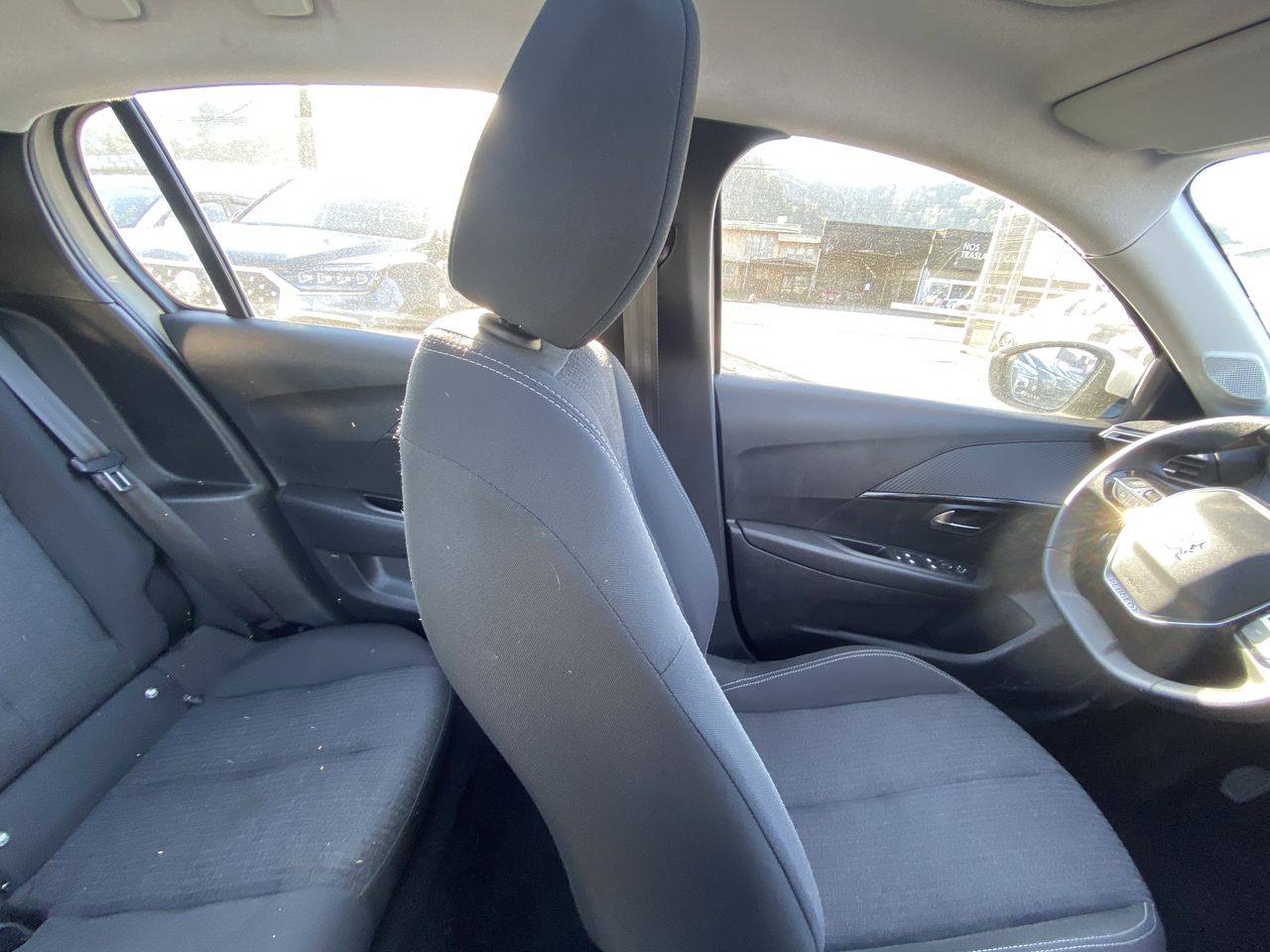 Peugeot 208 — foto 16 de 37