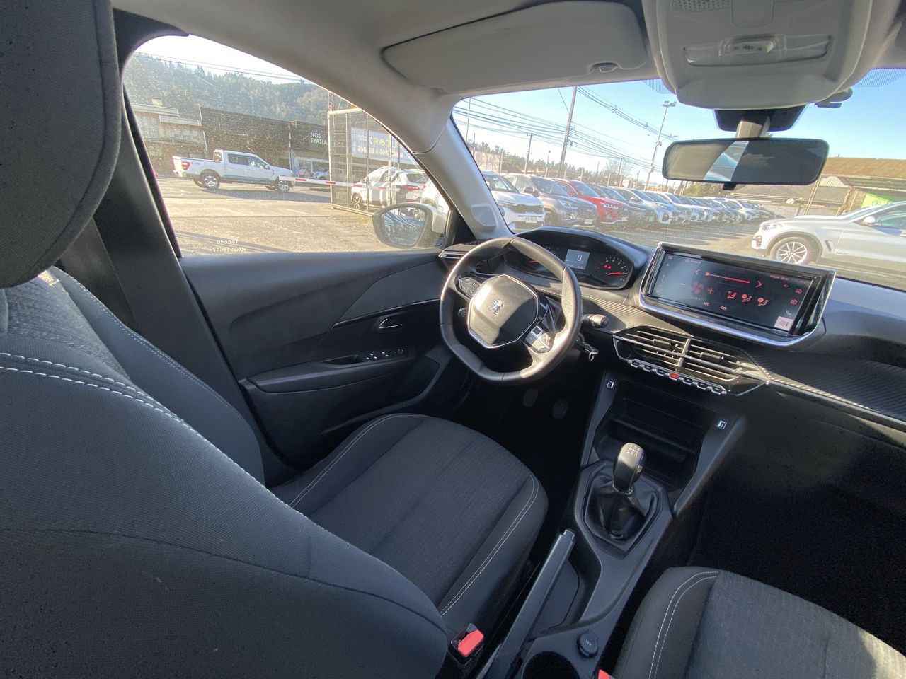 Peugeot 208 — foto 17 de 37