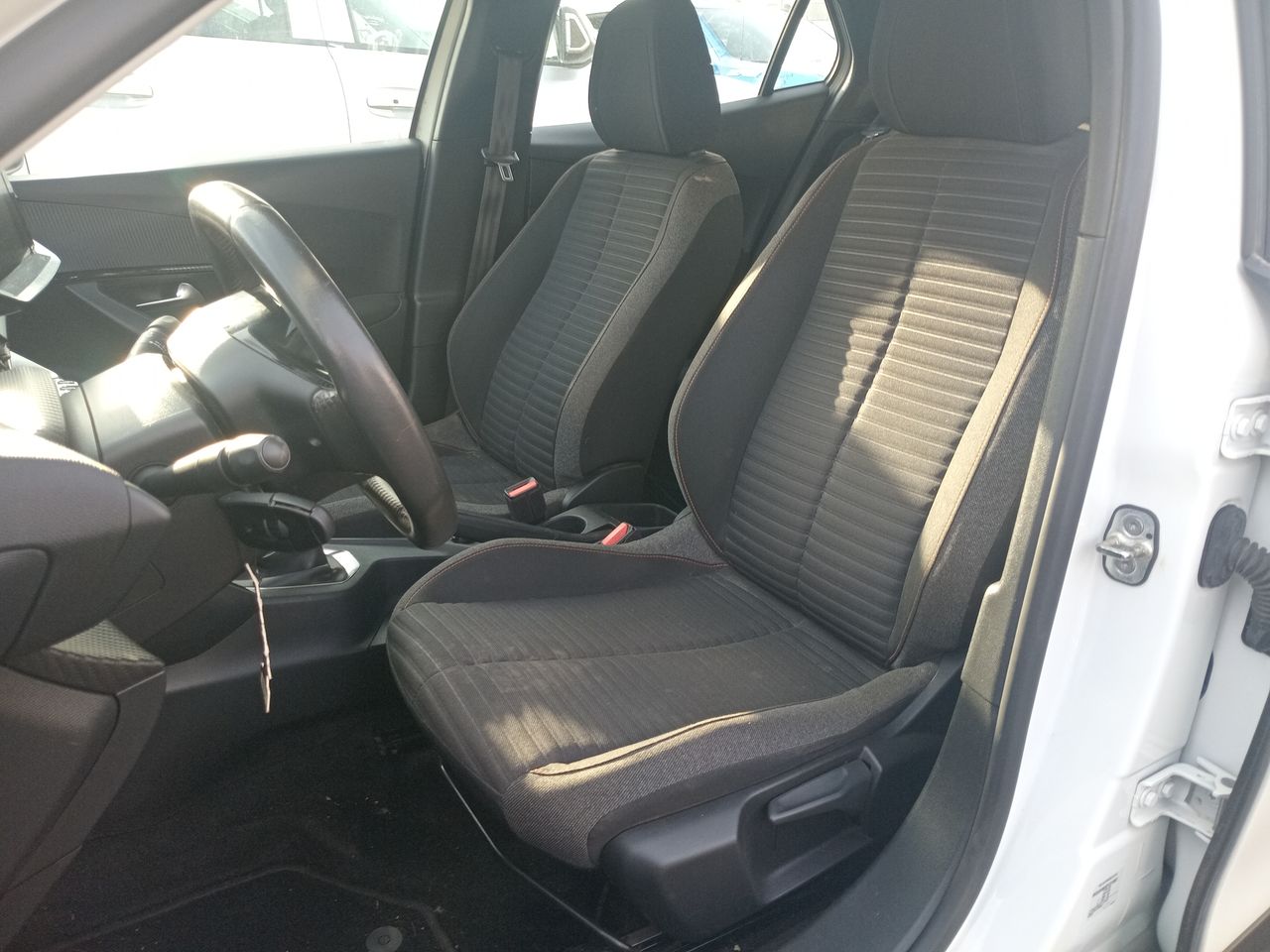 Peugeot 2008 — foto 23 de 34