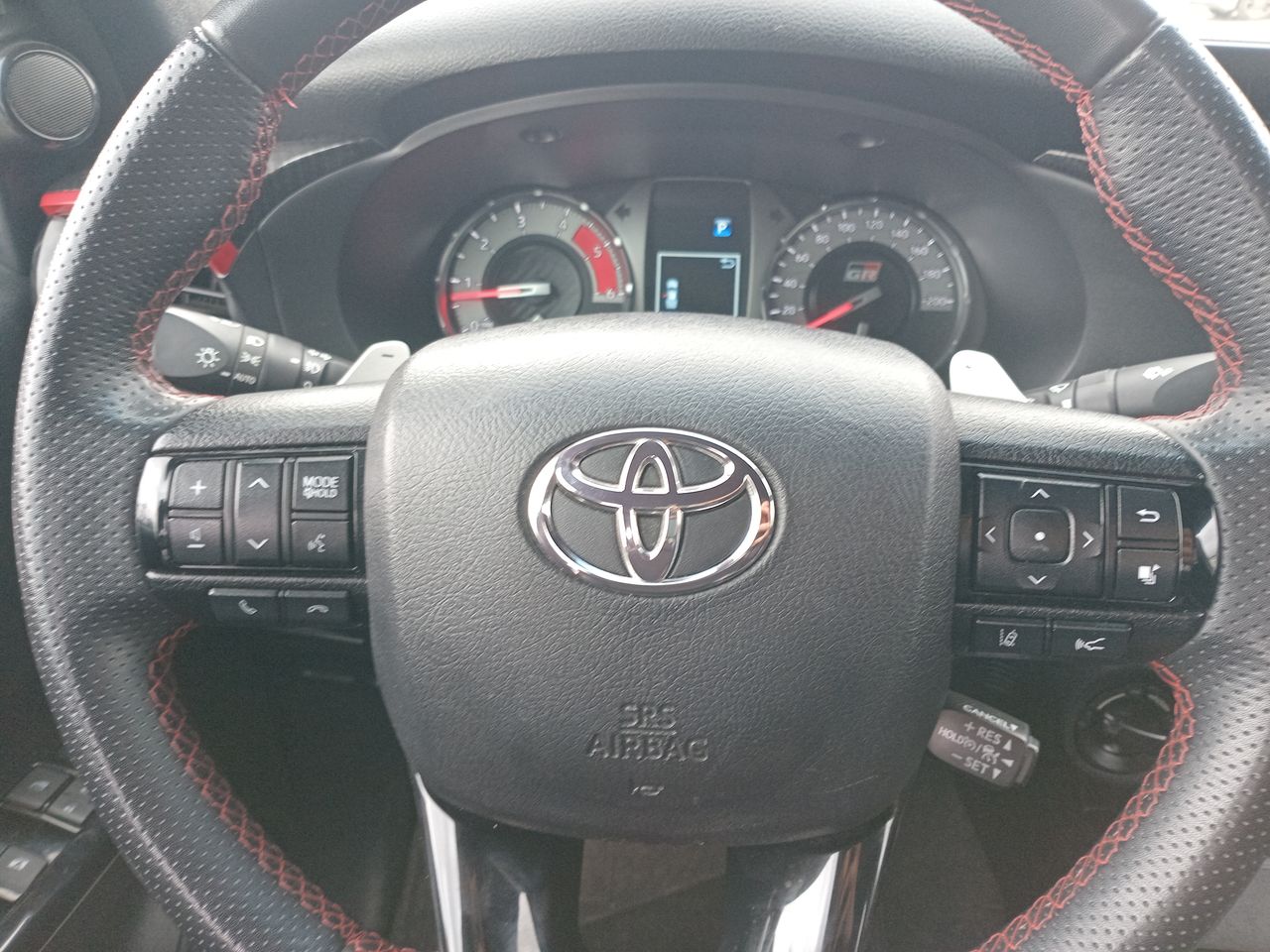 Toyota Hilux — foto 25 de 34