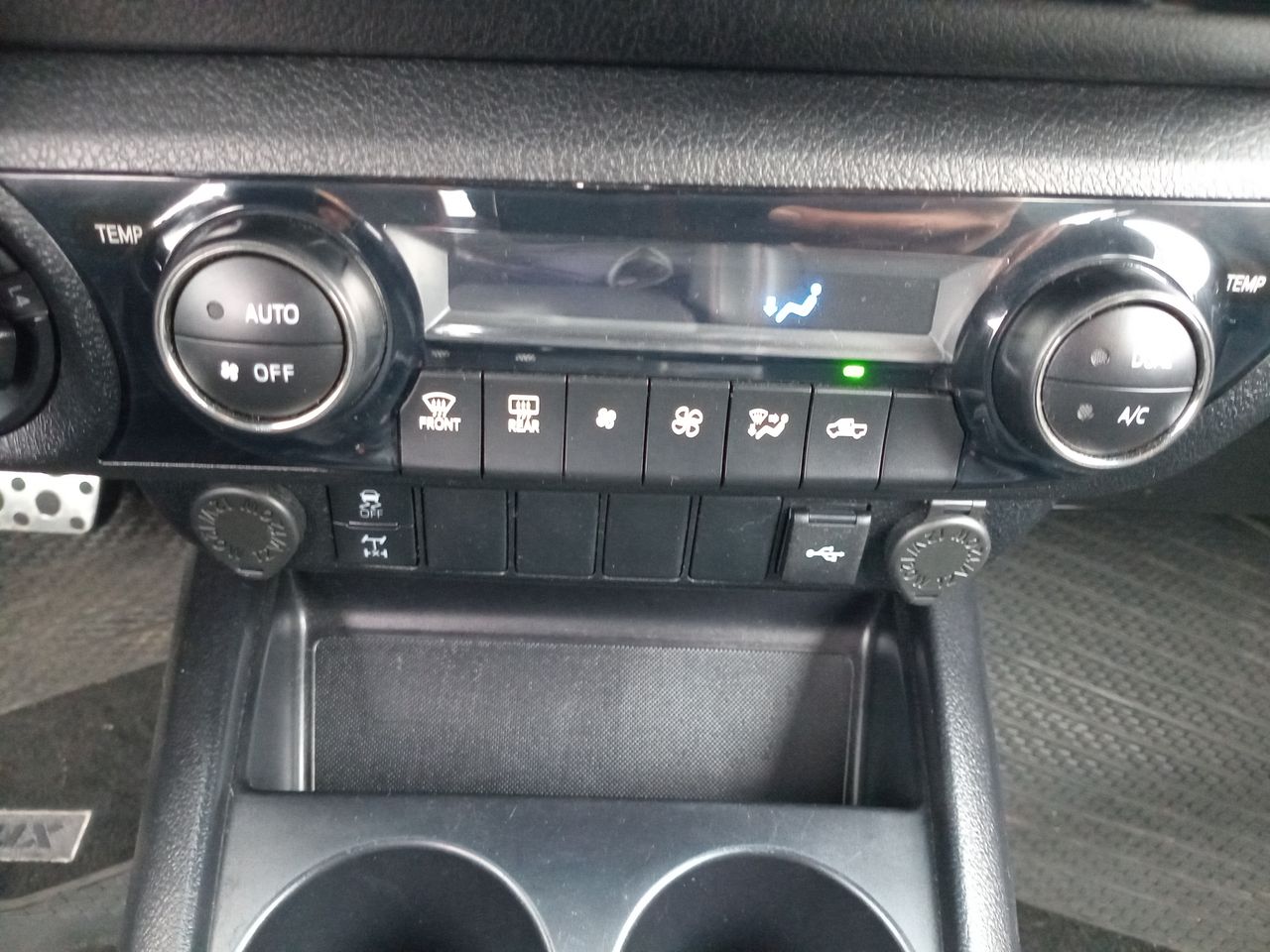 Toyota Hilux — foto 29 de 34