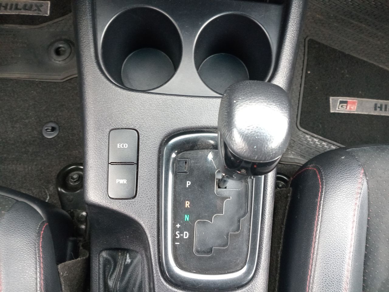 Toyota Hilux — foto 30 de 34
