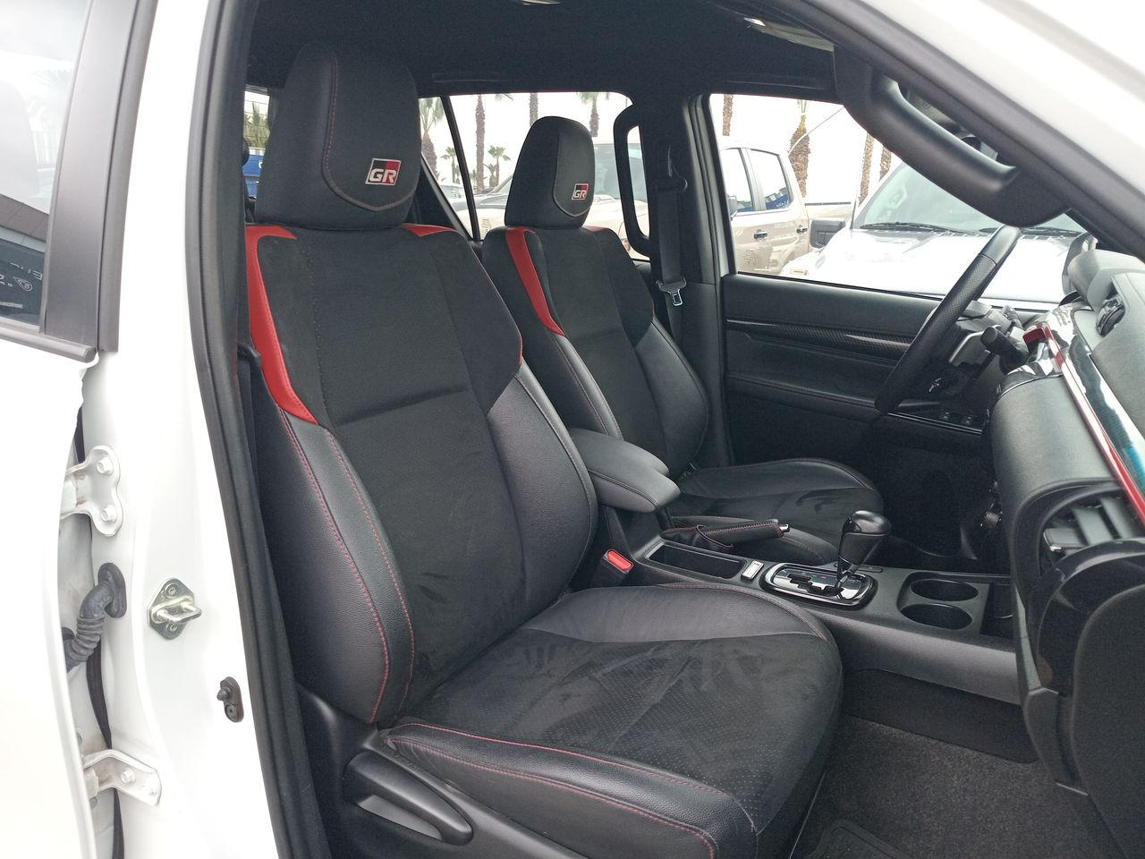Toyota Hilux — foto 32 de 34