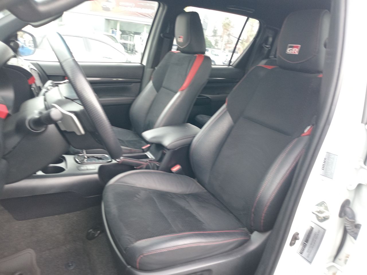 Toyota Hilux — foto 23 de 34